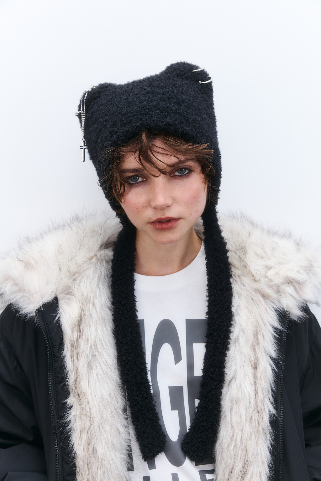 Шапка-чепчик с пирсингом и цепочкой - цвет черный - 2