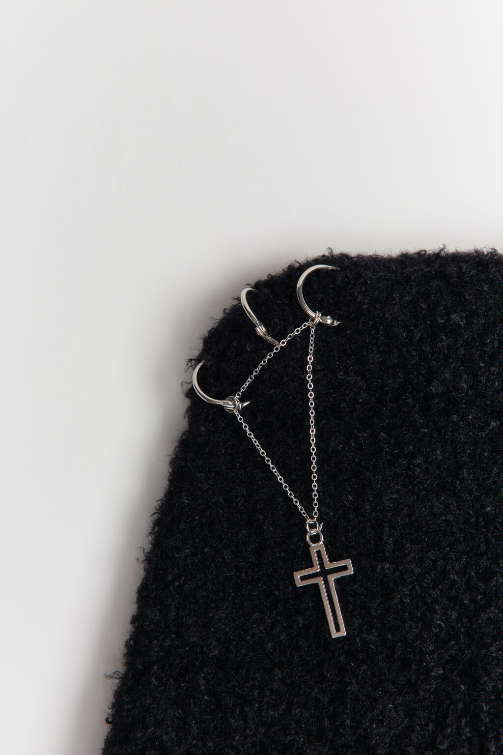 Шапка-чепчик с пирсингом и цепочкой - цвет черный - 5