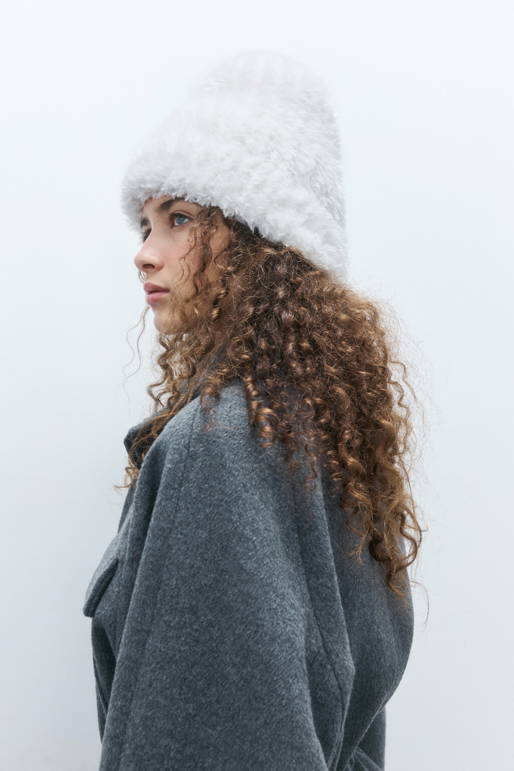 Шапка-бини пушистая с ворсом - цвет молочный - 3