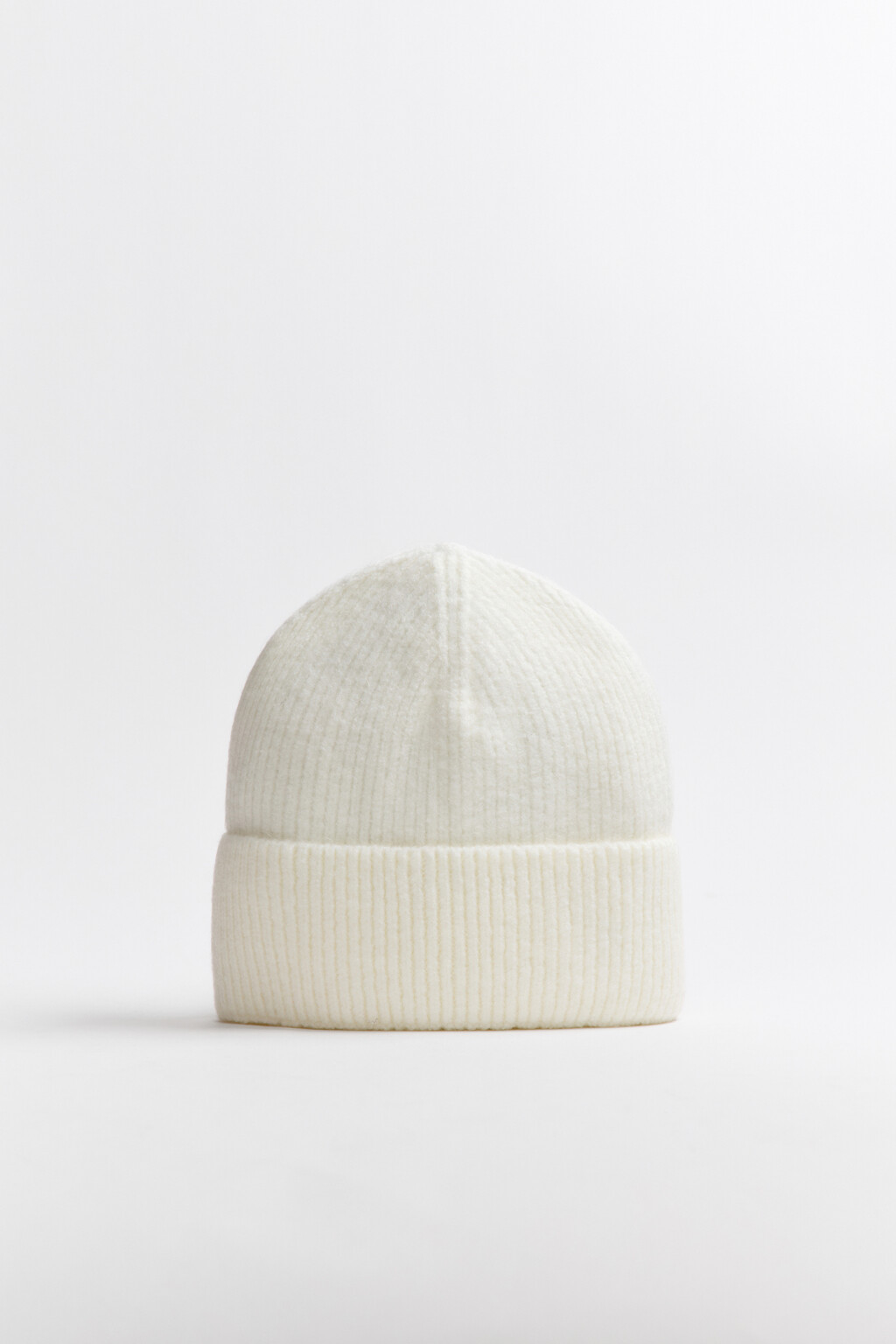 Шапка-бини вязаная в рубчик - цвет молочный - 1
