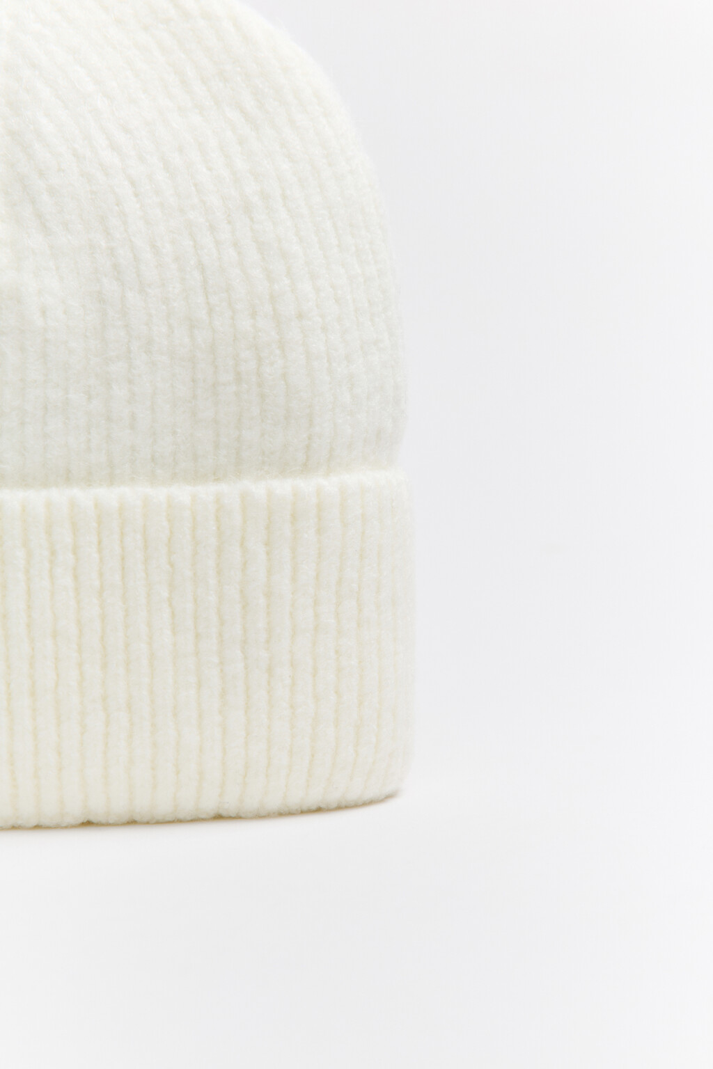 Шапка-бини вязаная в рубчик - цвет молочный - 2