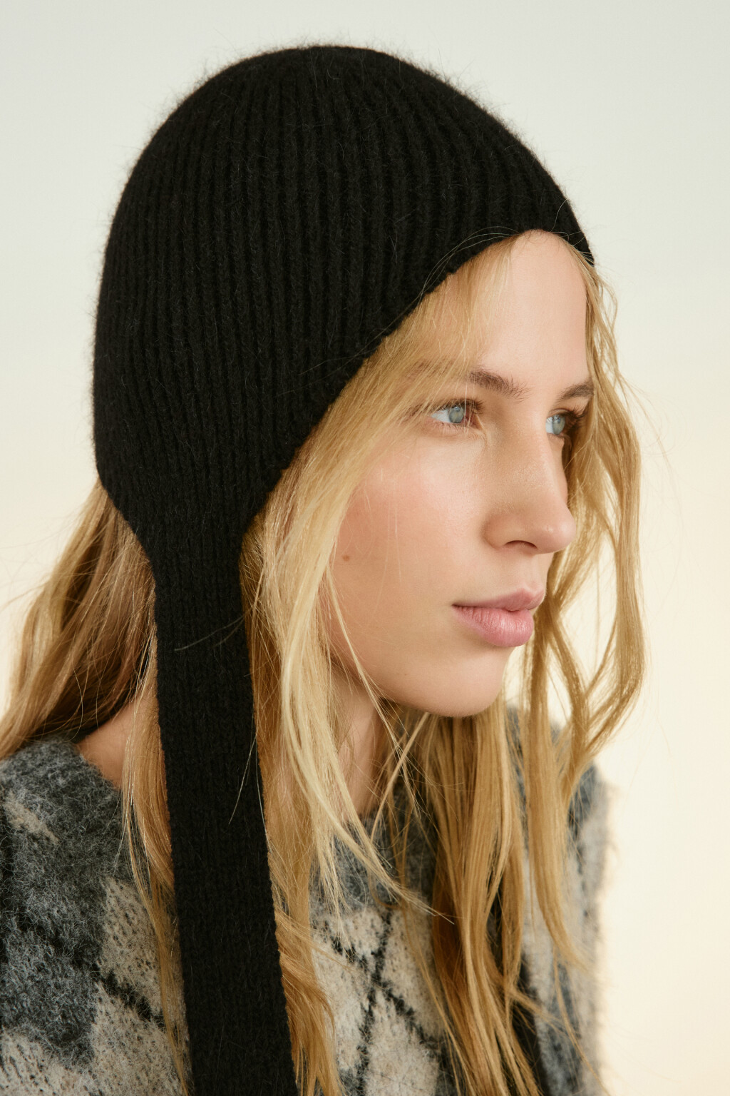 Шапка-чепчик с ангорской шерстью - цвет черный - 2