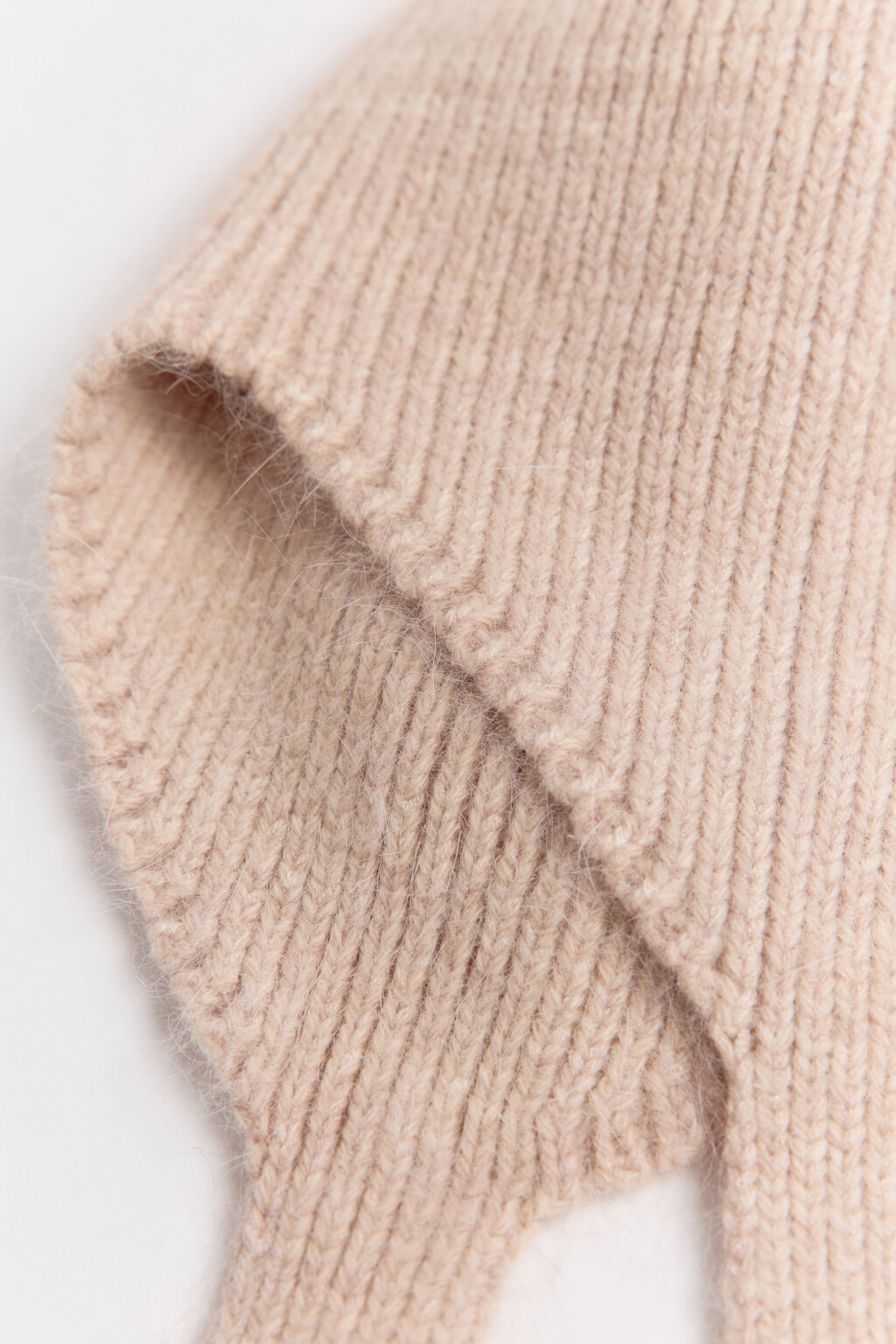 Шапка-чепчик с ангорской шерстью - цвет бежевый - 3