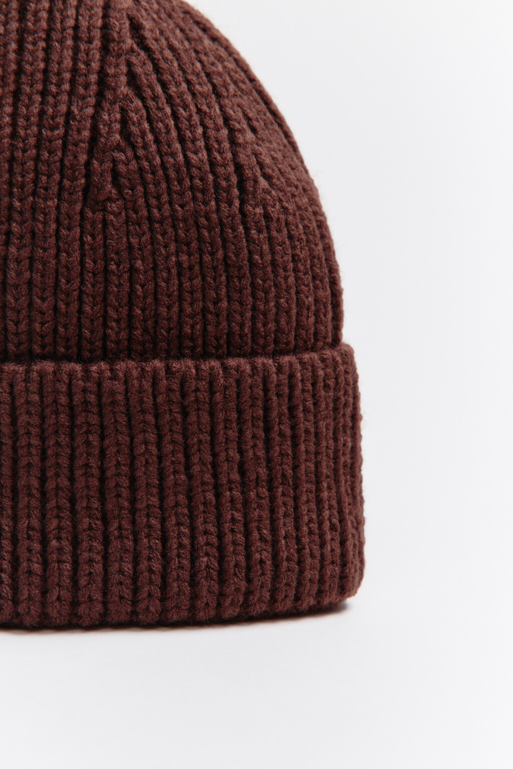Шапка-бини вязаная в рубчик - цвет коричневый - 2