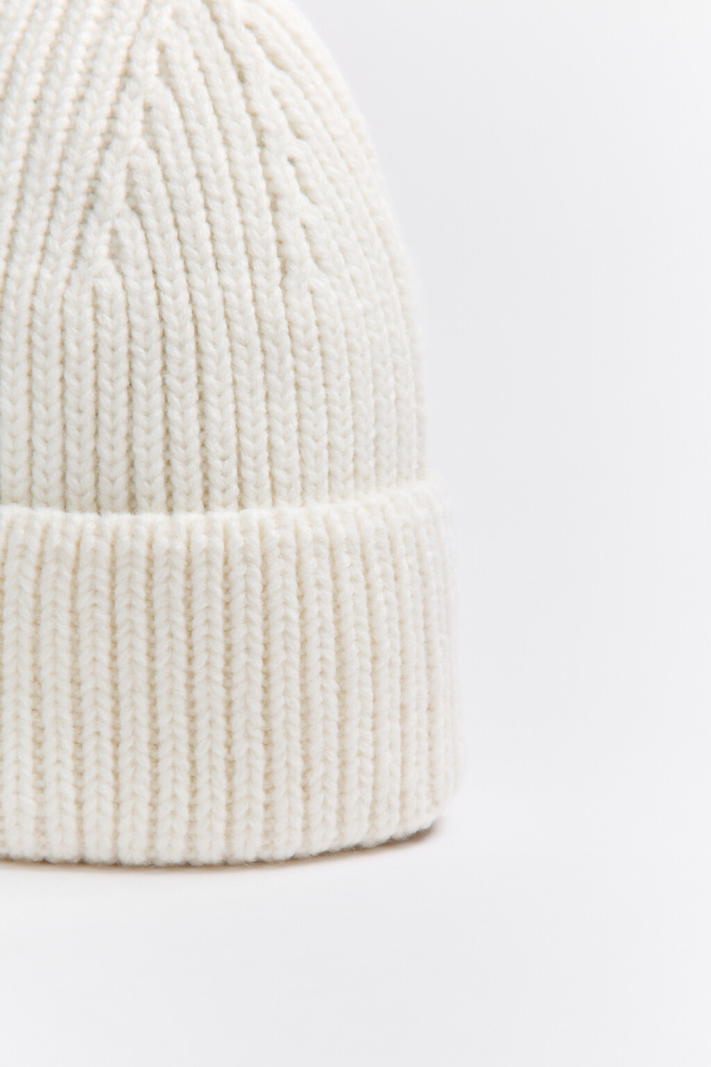 Шапка-бини вязаная в рубчик - цвет молочный - 2