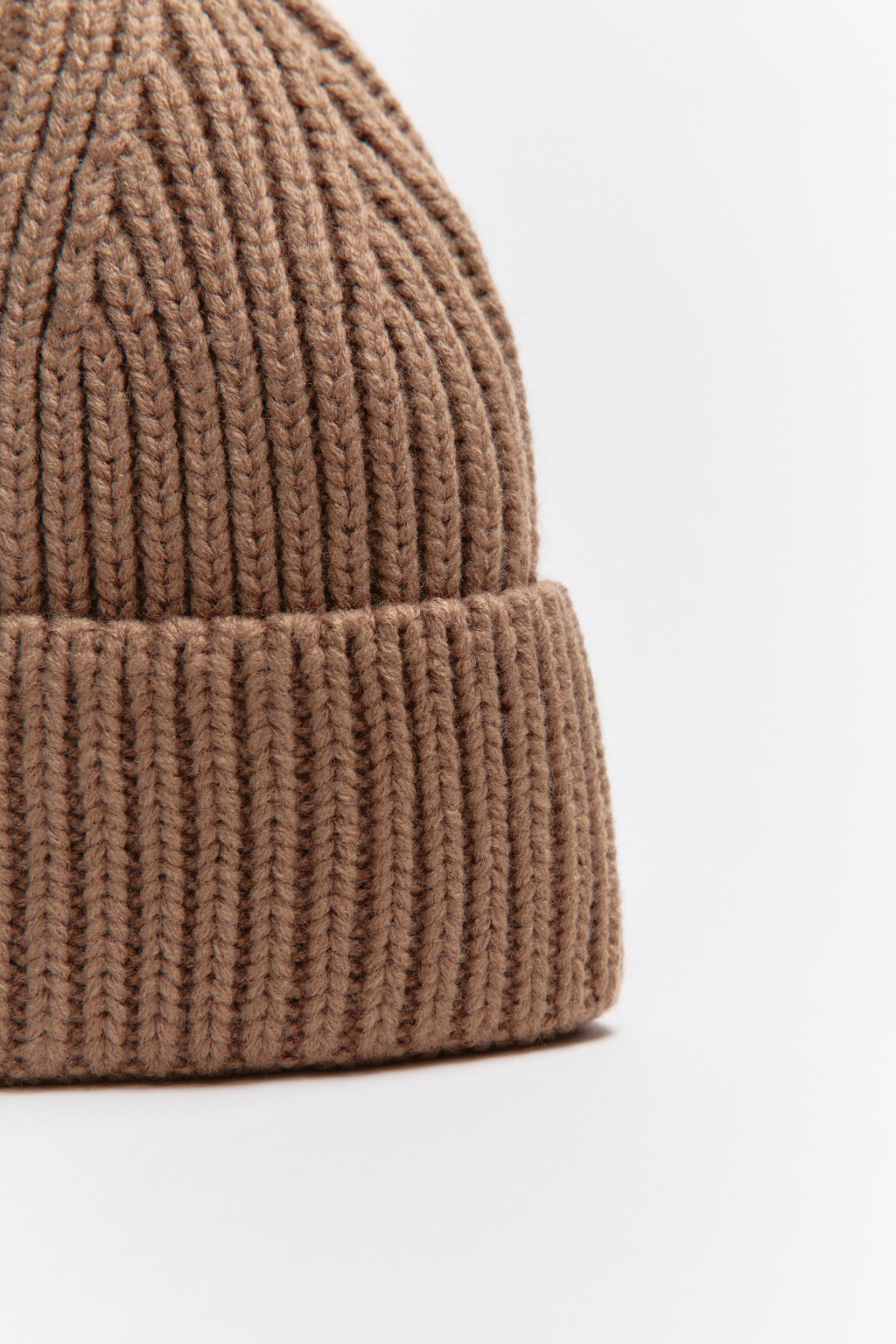 Шапка-бини вязаная в рубчик - цвет коричневый - 2