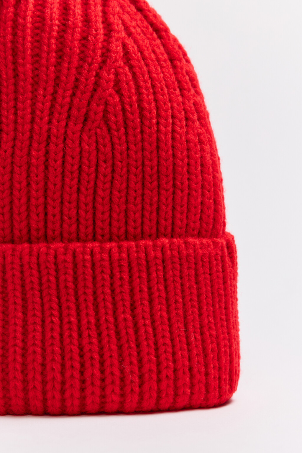 Шапка-бини вязаная в рубчик - цвет красный - 4