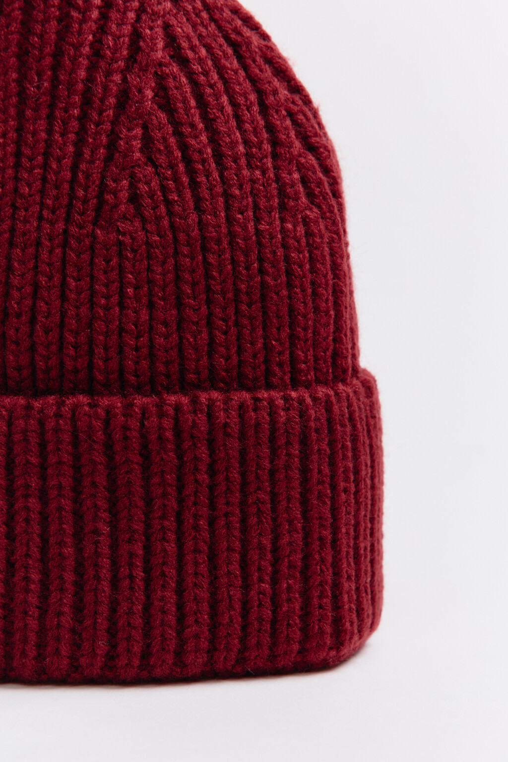 Шапка-бини вязаная в рубчик - цвет бордовый - 3