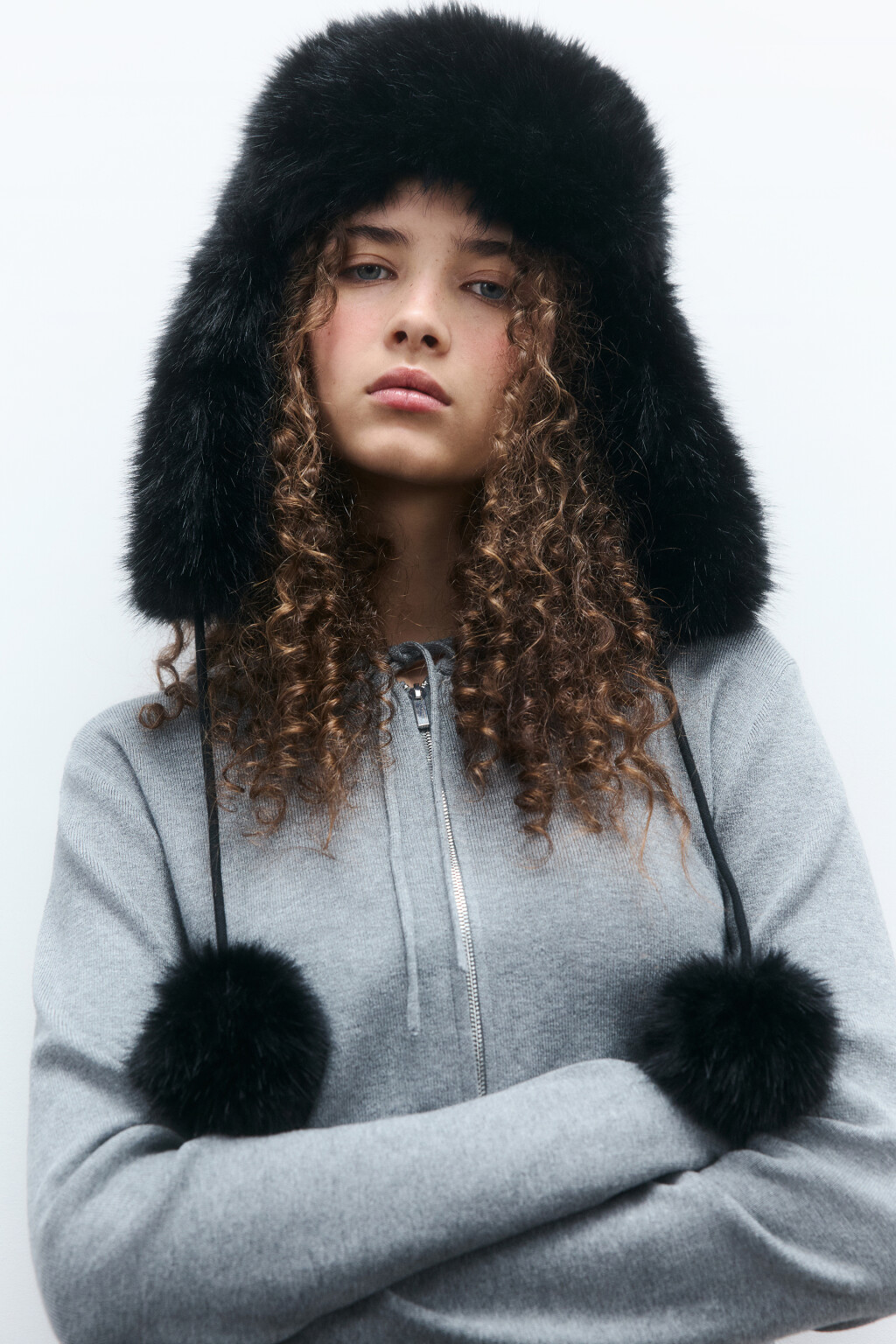 Шапка-ушанка с помпонами - цвет черный - 4