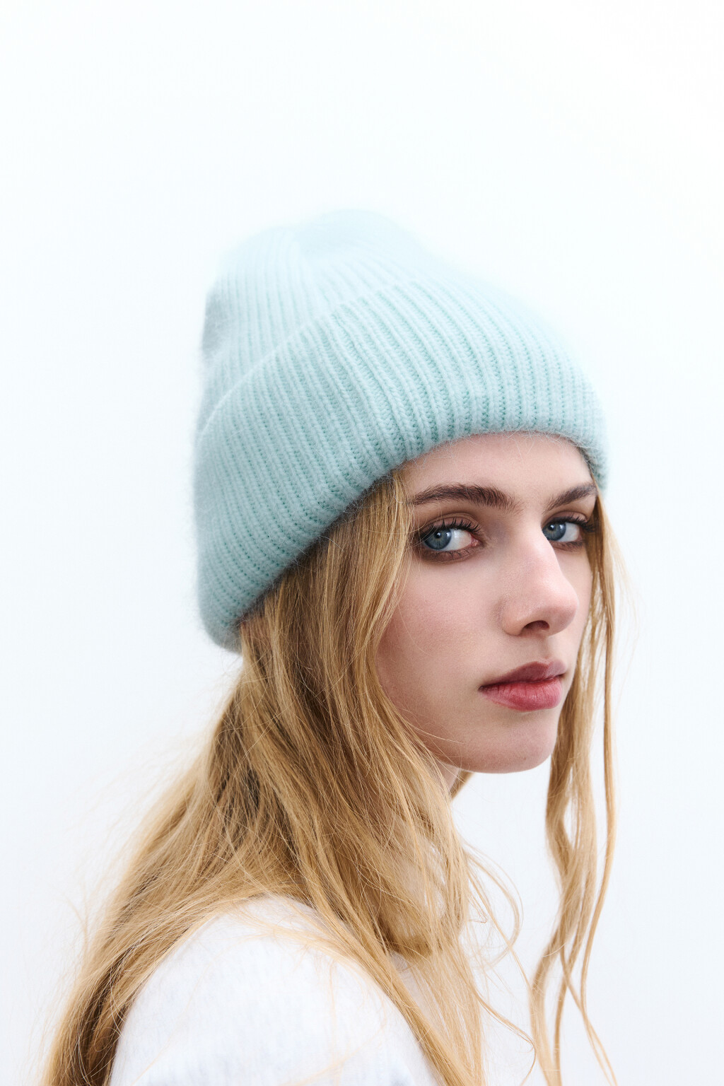 Шапка-бини с ангорской шерстью - цвет зеленый - 2