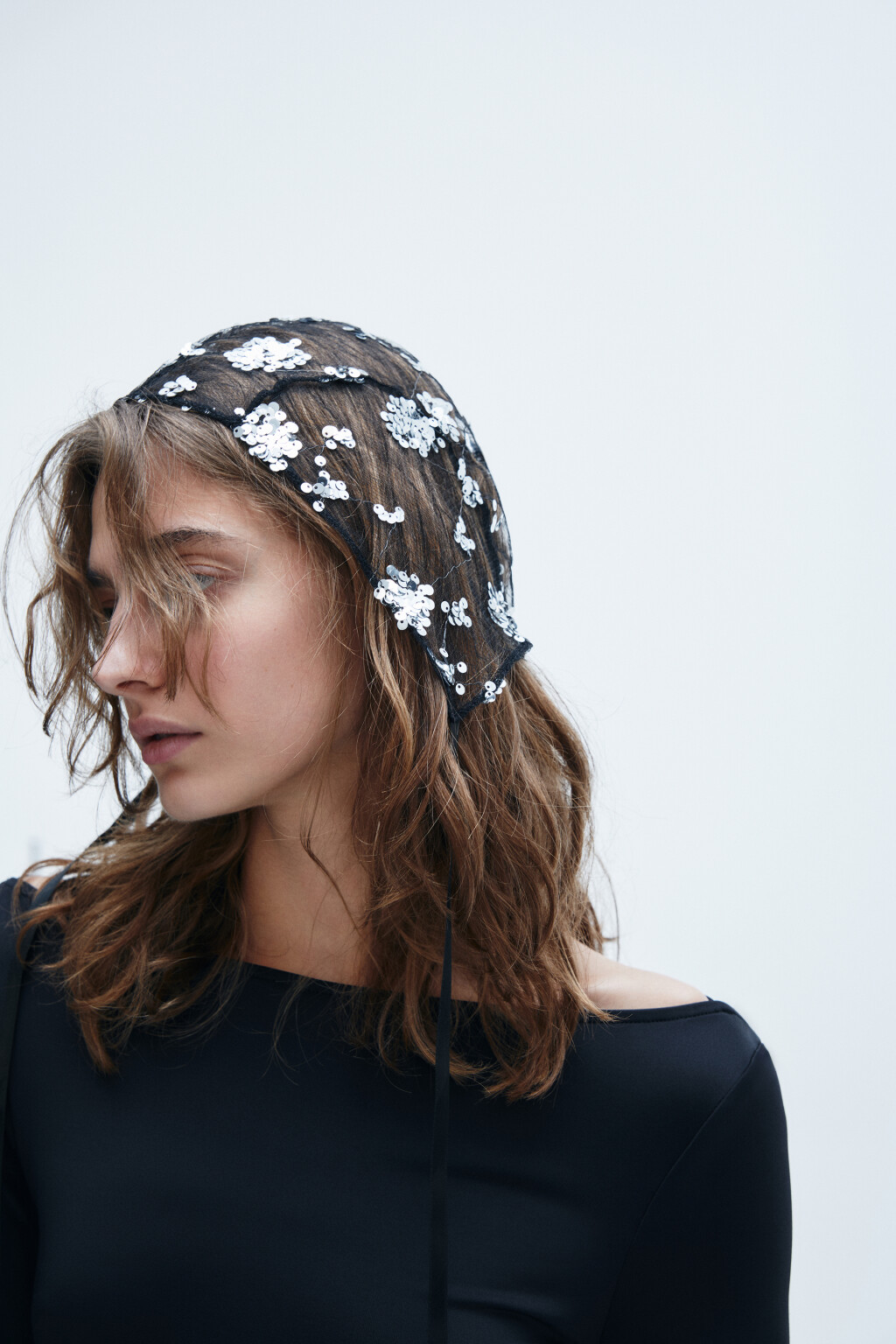 Шапка-чепчик из органзы с пайетками - цвет мультиколор - 1