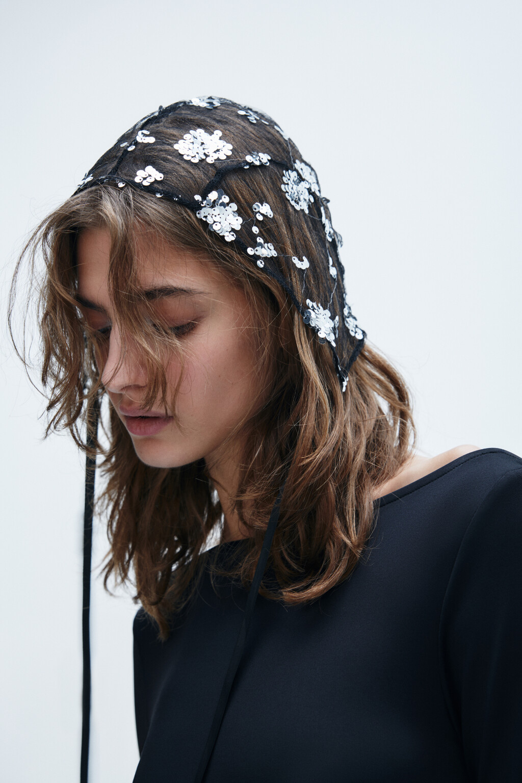 Шапка-чепчик из органзы с пайетками - цвет мультиколор - 3