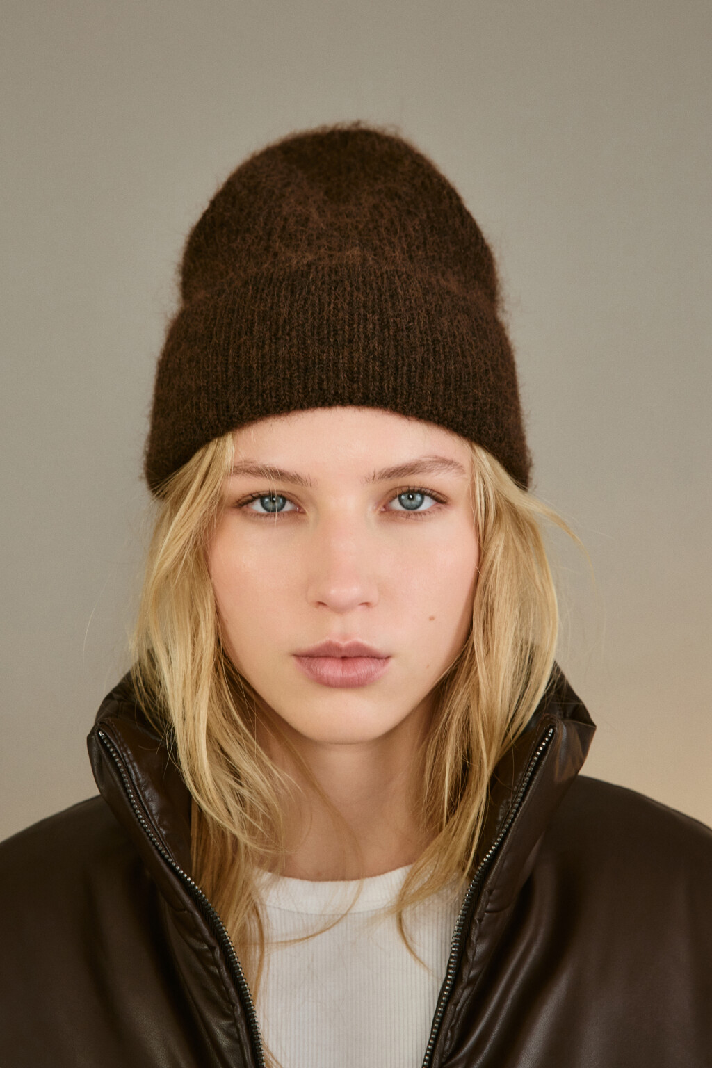 Шапка-бини вязаная с шерстью - цвет коричневый - 3