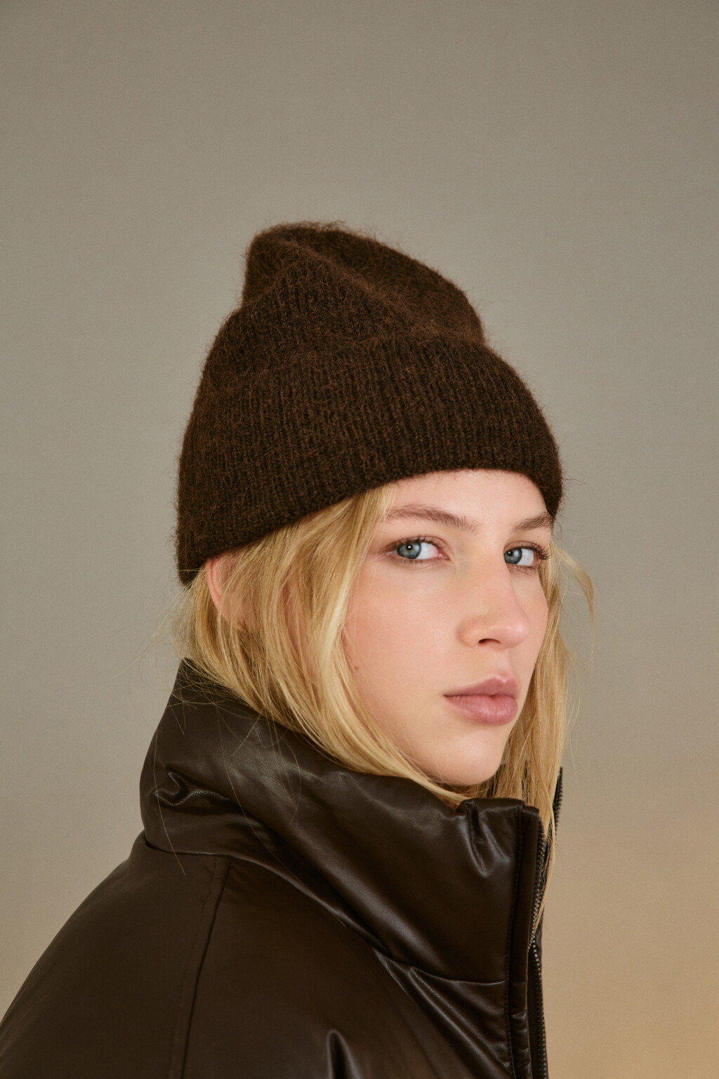 Шапка-бини вязаная с шерстью - цвет коричневый - 2