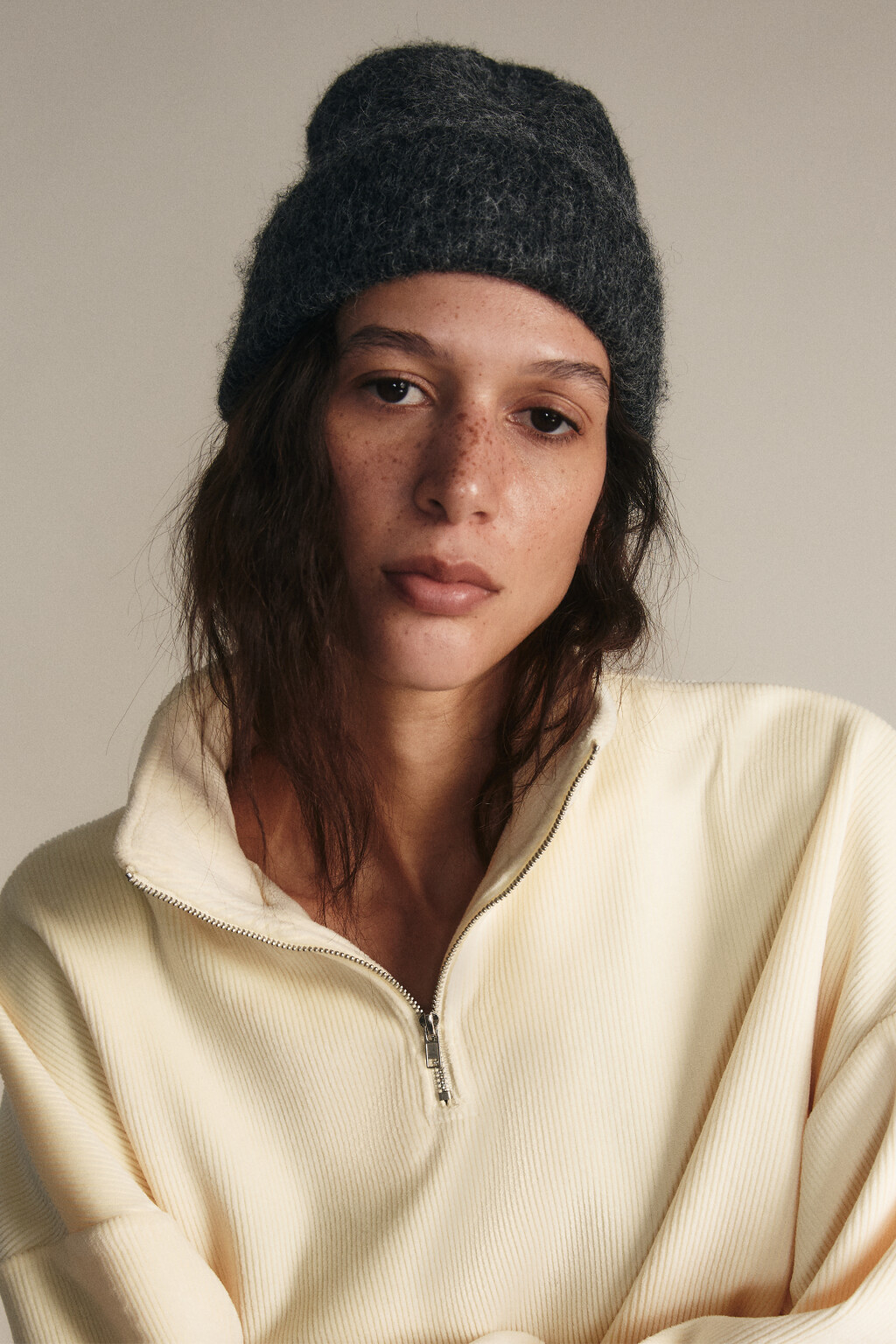 Шапка-бини вязаная с шерстью - цвет серый - 6