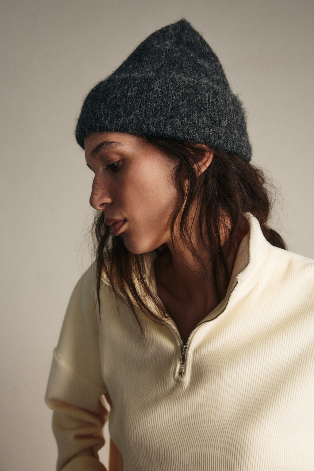 Шапка-бини вязаная с шерстью - цвет серый - 7