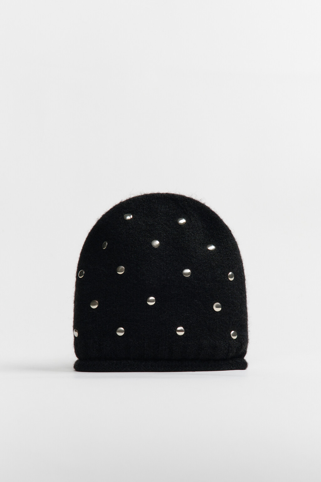 Шапка вязаная с металлическим декором - цвет черный - 3