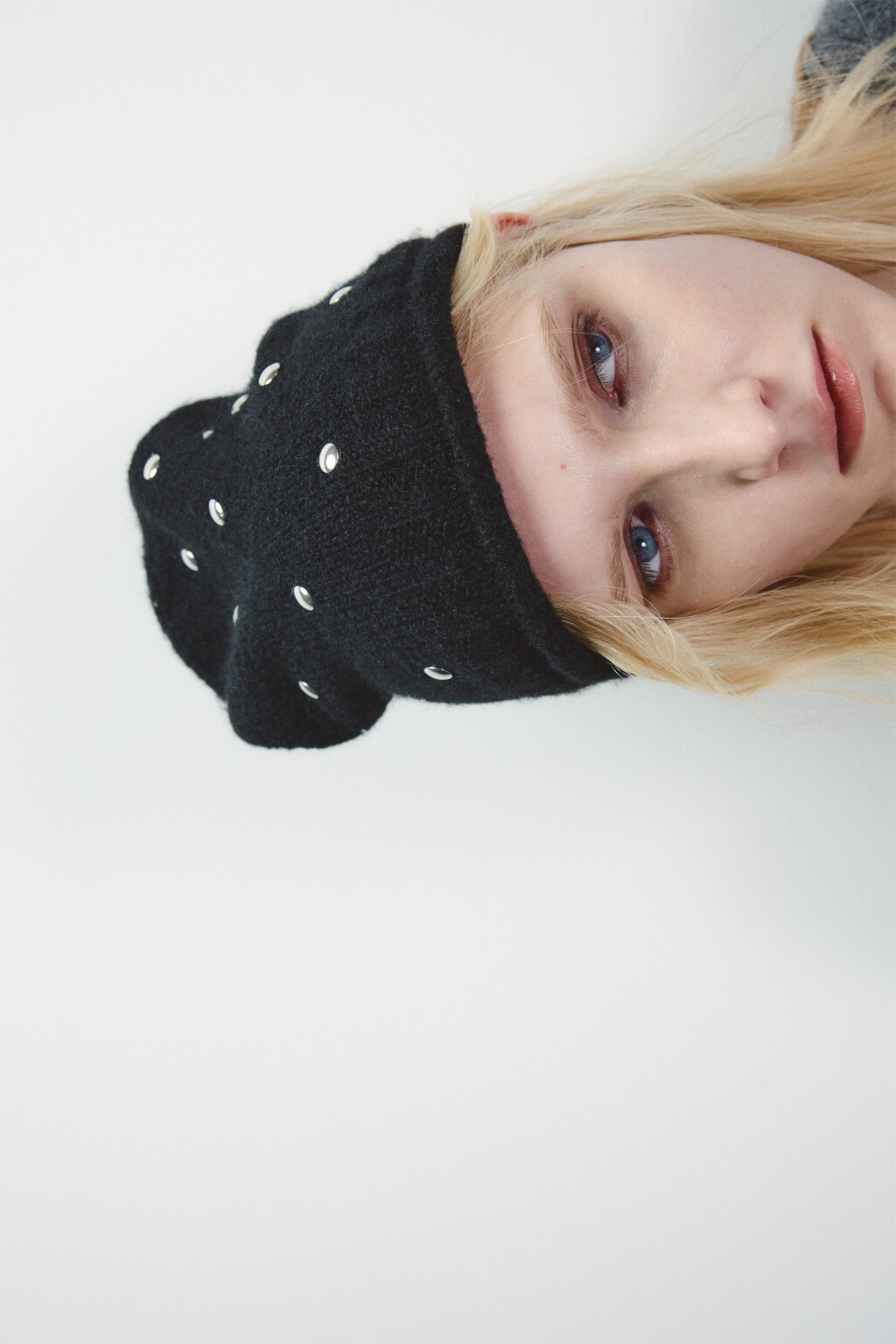 Шапка вязаная с металлическим декором - цвет черный - 1