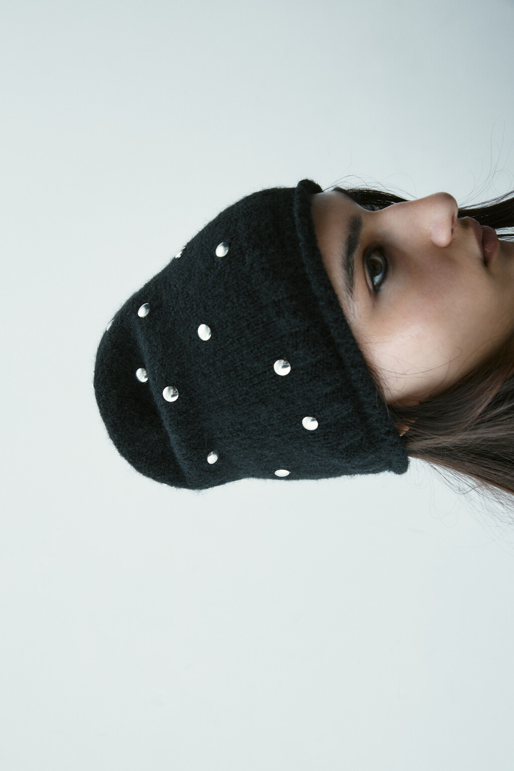 Шапка вязаная с металлическим декором - цвет черный - 5