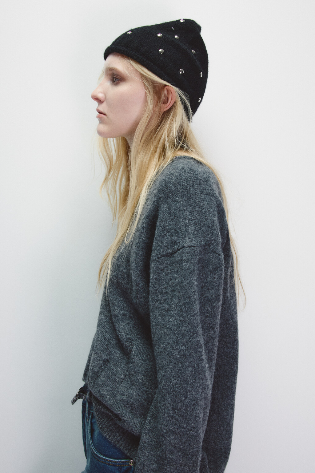 Шапка вязаная с металлическим декором - цвет черный - 2