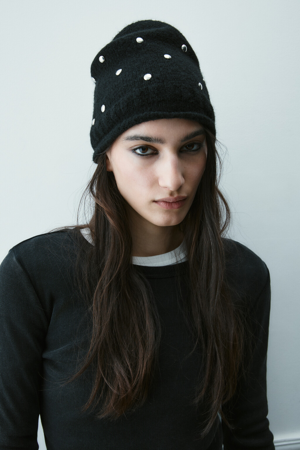Шапка вязаная с металлическим декором - цвет черный - 6