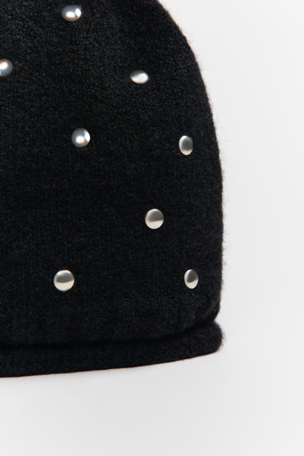 Шапка вязаная с металлическим декором - цвет черный - 4