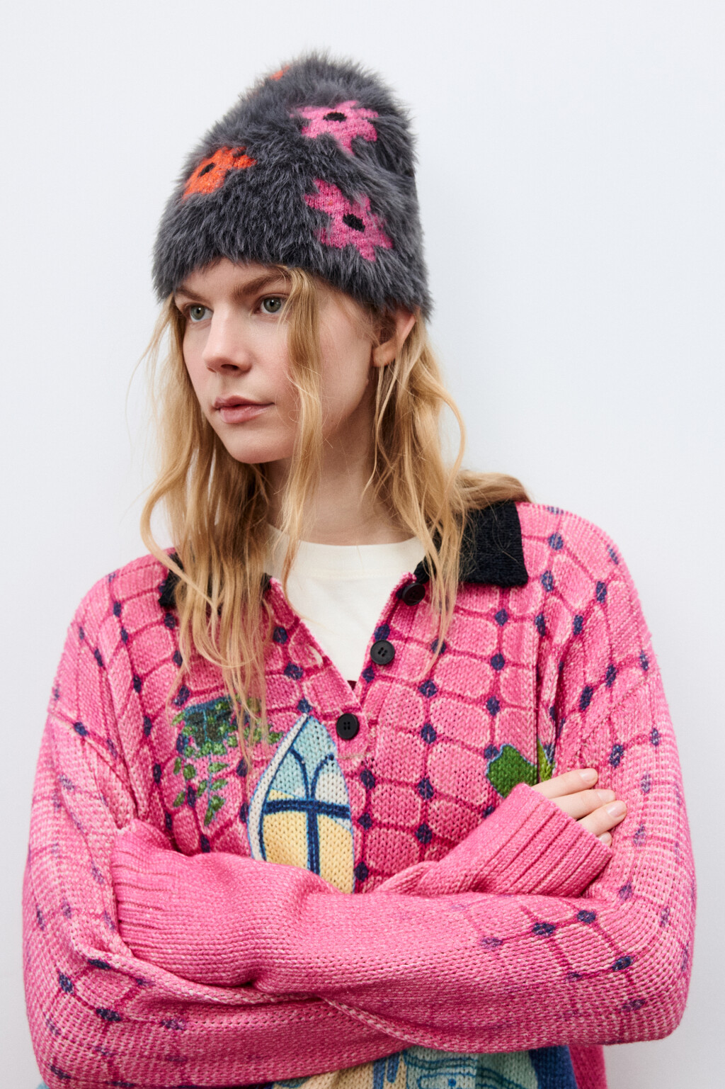 Шапка пушистая с вышивкой - цвет мультиколор - 2