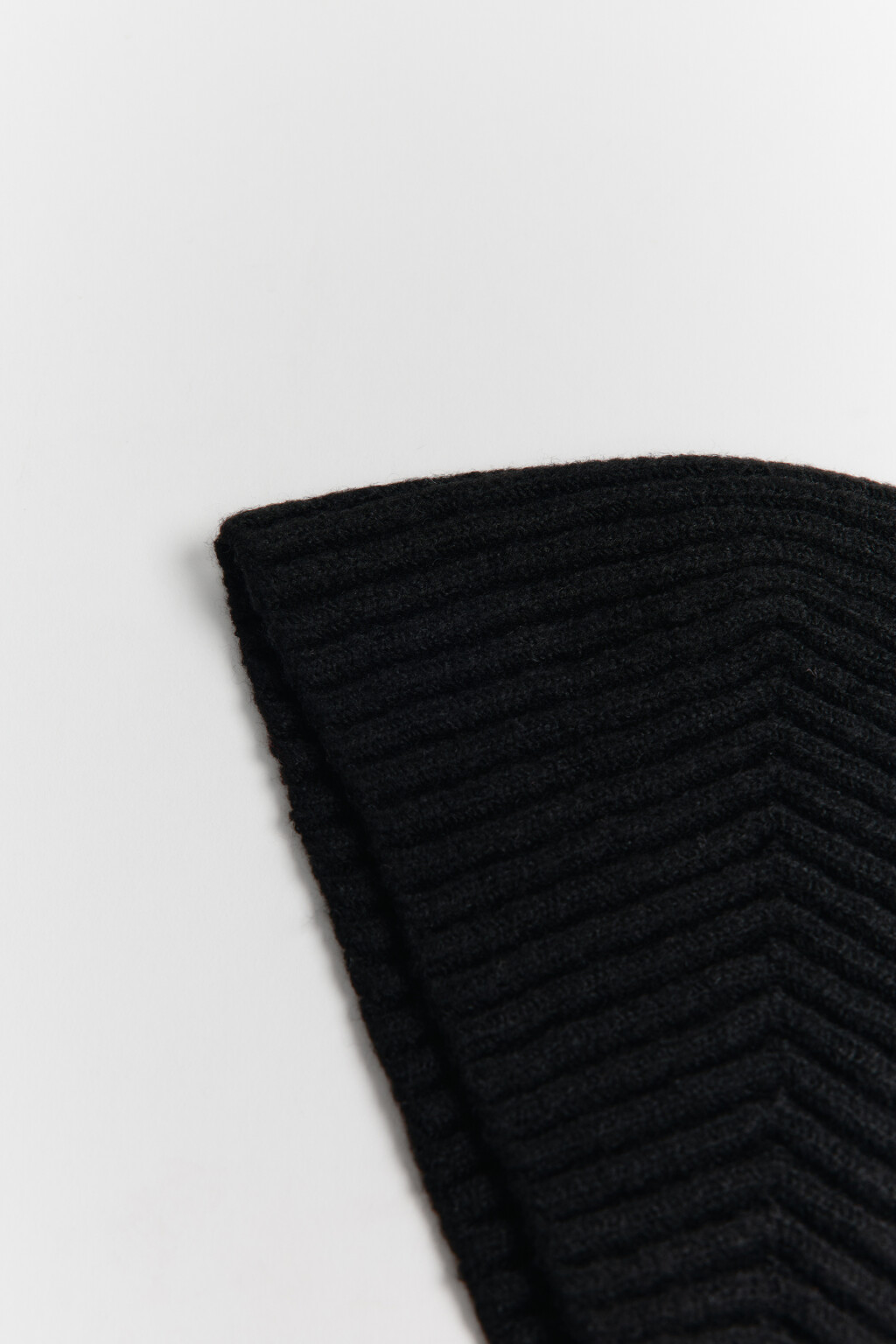 Повязка на голову широкая в рубчик - цвет черный - 4