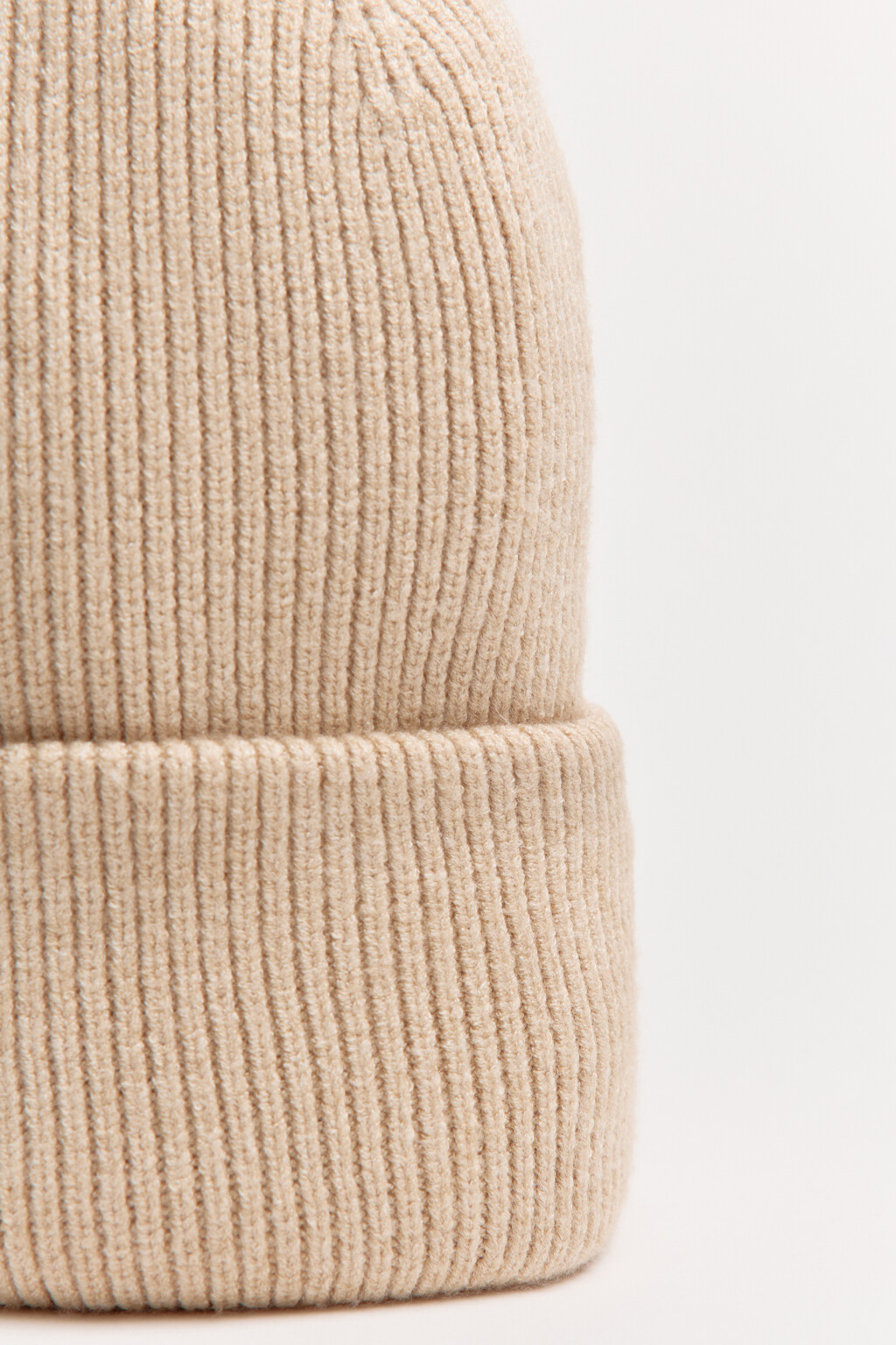 Шапка-бини трикотажная в рубчик - цвет бежевый - 2
