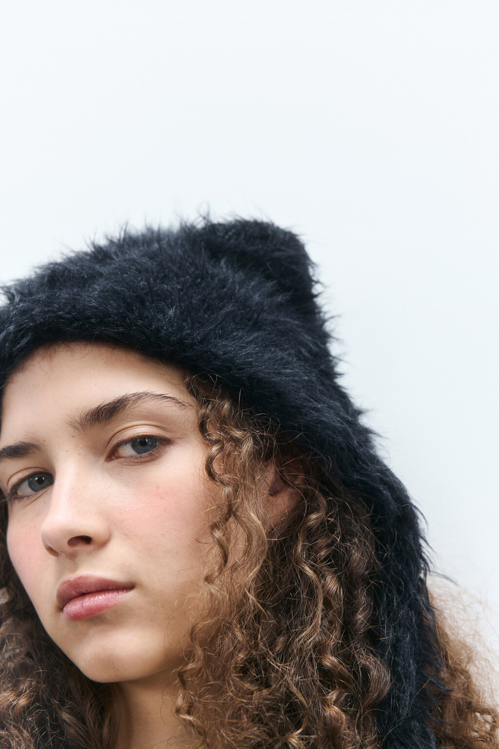 Шапка-чепчик пушистая с ушками - цвет черный - 1