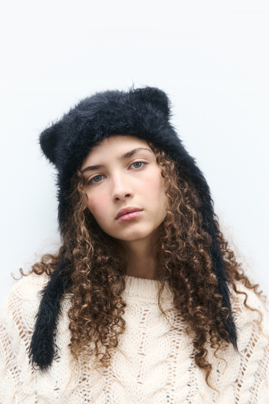 Шапка-чепчик пушистая с ушками - цвет черный - 2