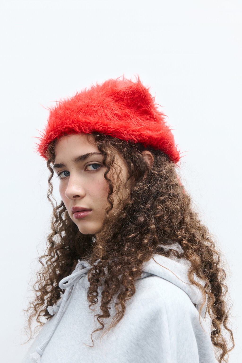 Шапка-чепчик пушистая с ушками - цвет красный - 2