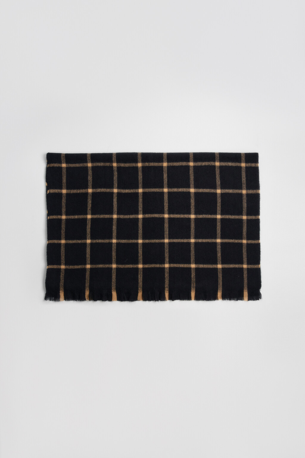 Шарф в клетку с короткой бахромой - цвет черный - 1