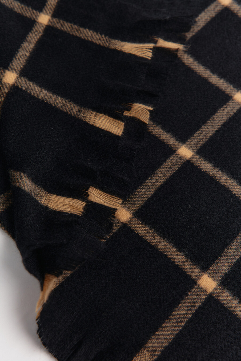Шарф в клетку с короткой бахромой - цвет черный - 2