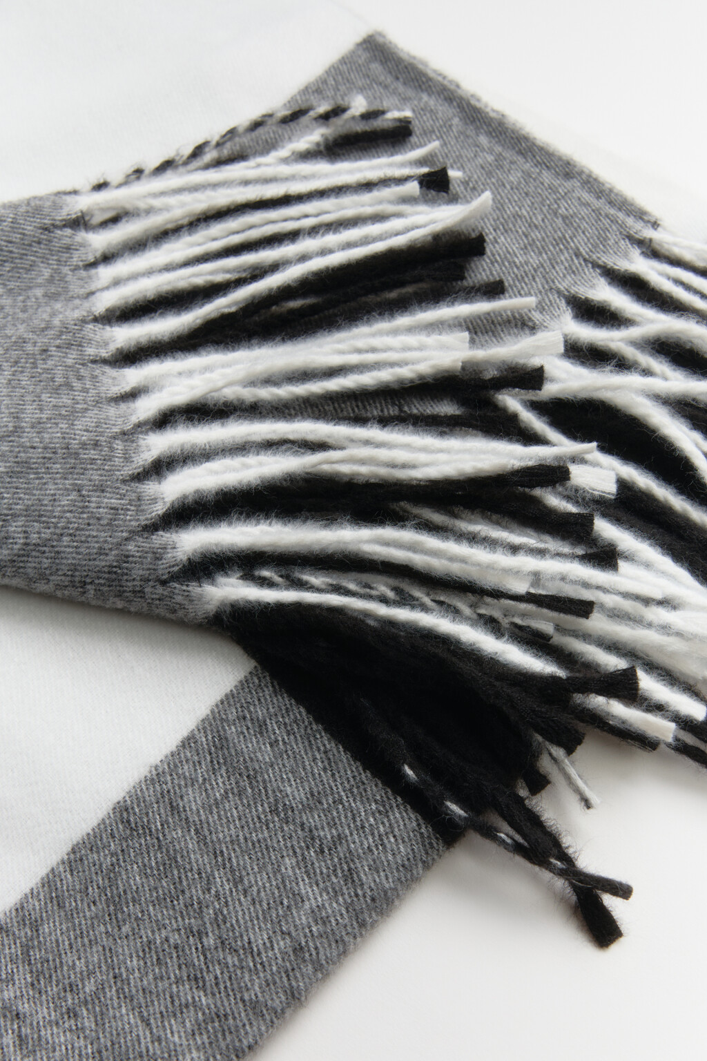 Шарф в клетку с бахромой - цвет черный - 2