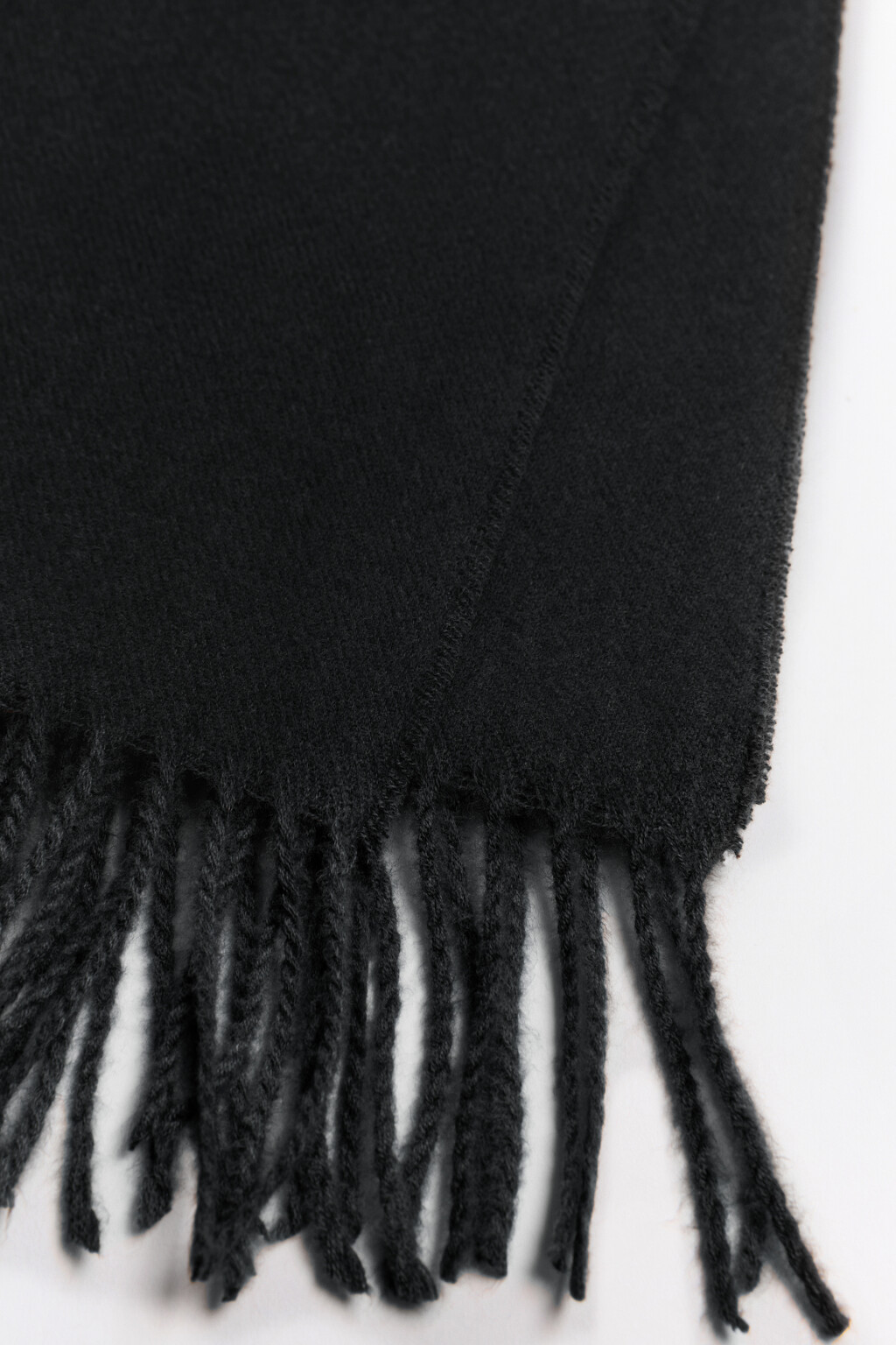 Шарф тонкий с длинной бахромой - цвет черный - 4