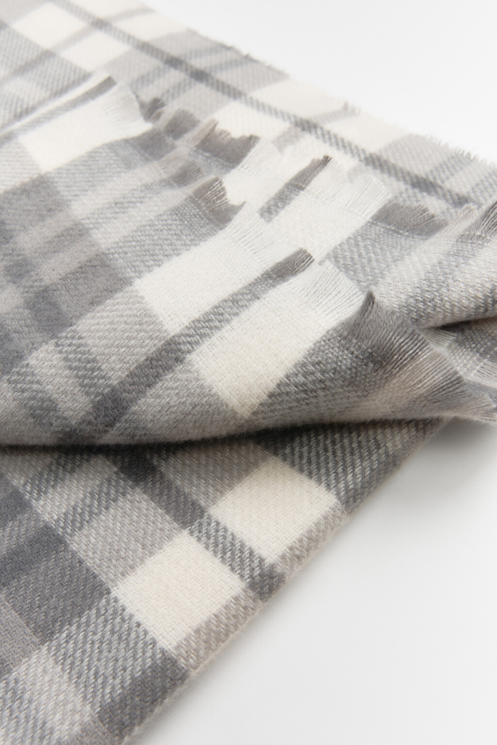 Шарф в клетку с бахромой - цвет серый - 4