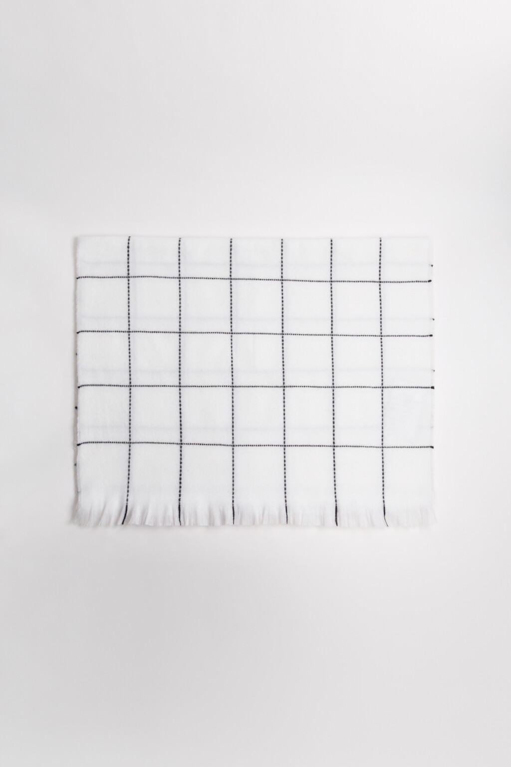 Шарф в клетку с бахромой - цвет белый - 1