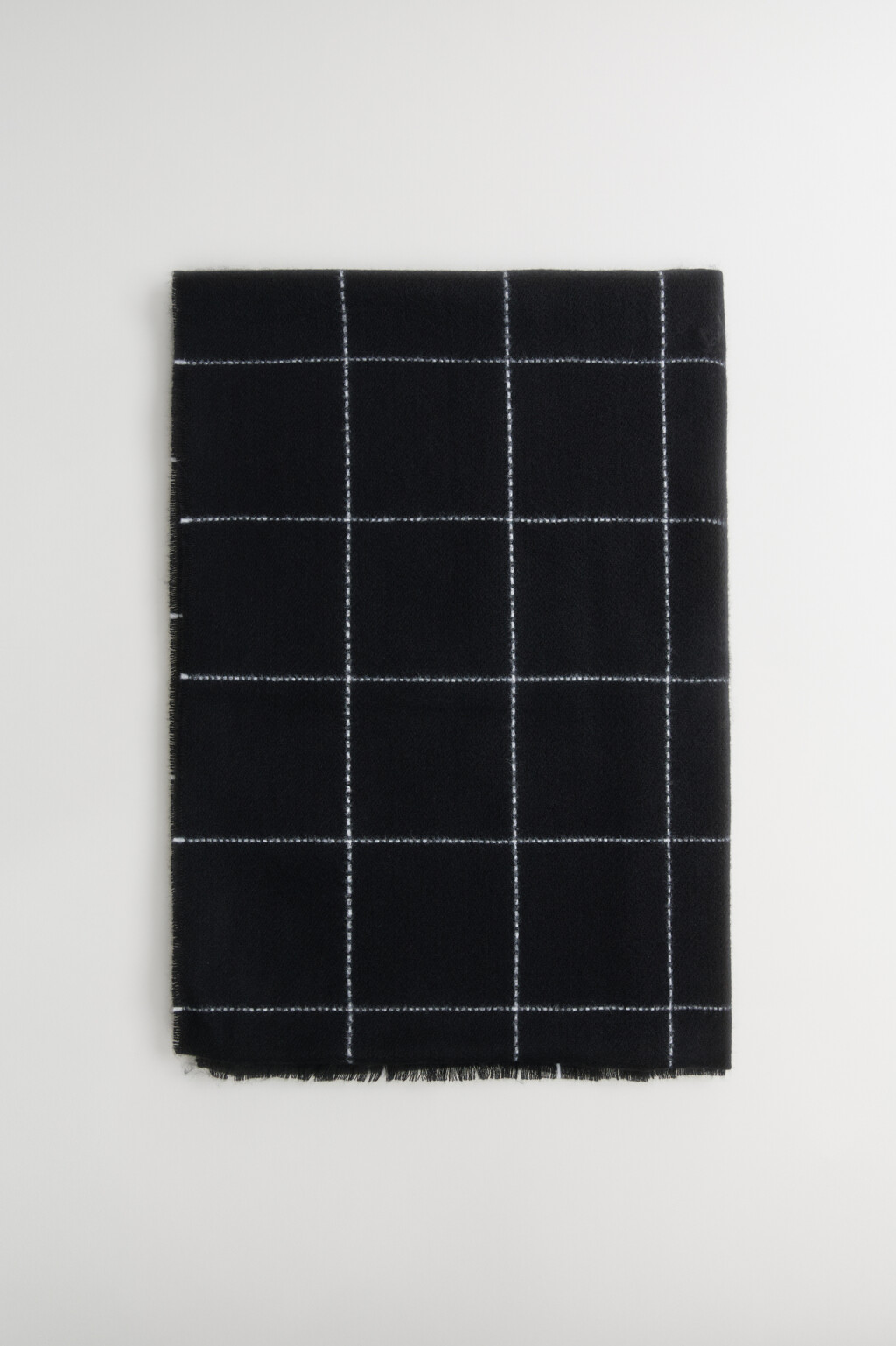 Шарф в клетку с бахромой - цвет черный - 1