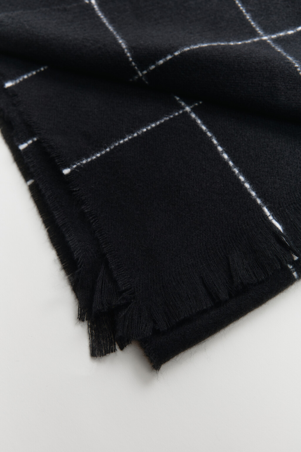Шарф в клетку с бахромой - цвет черный - 2