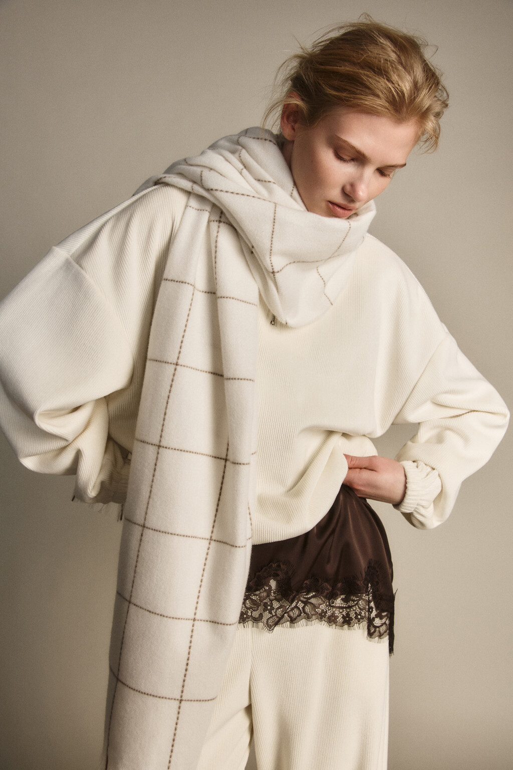 Шарф в клетку с бахромой - цвет бежевый - 1