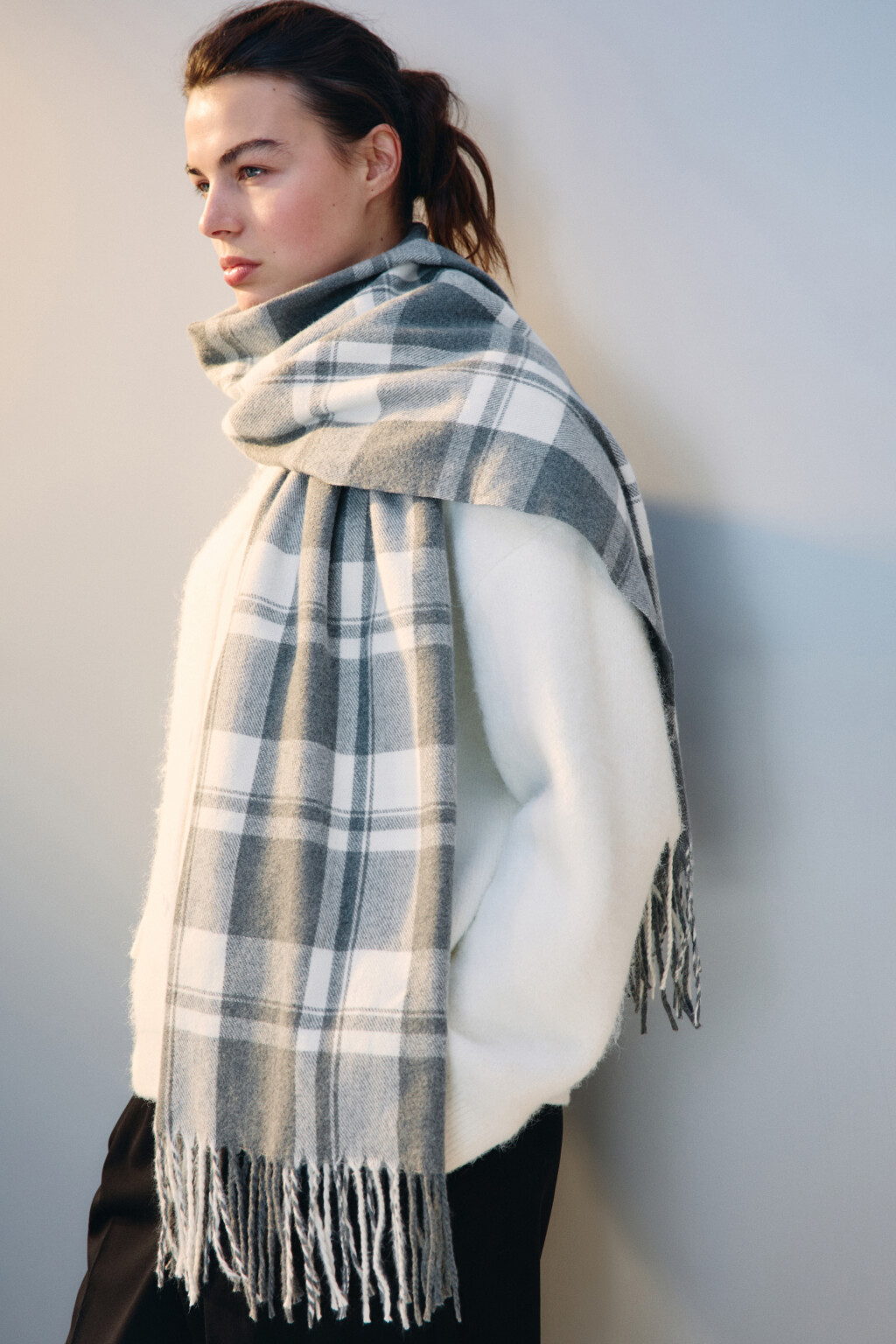 Шарф в клетку с бахромой - цвет серый - 2