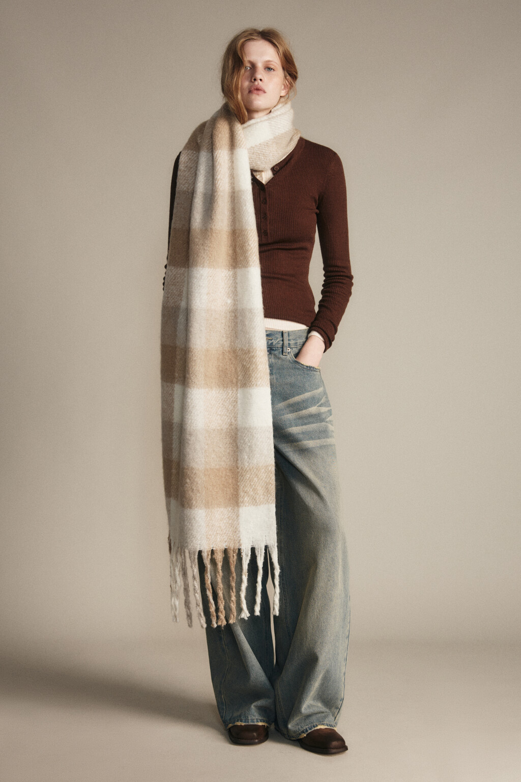 Шарф теплый клетчатый с бахромой - цвет бежевый - 2