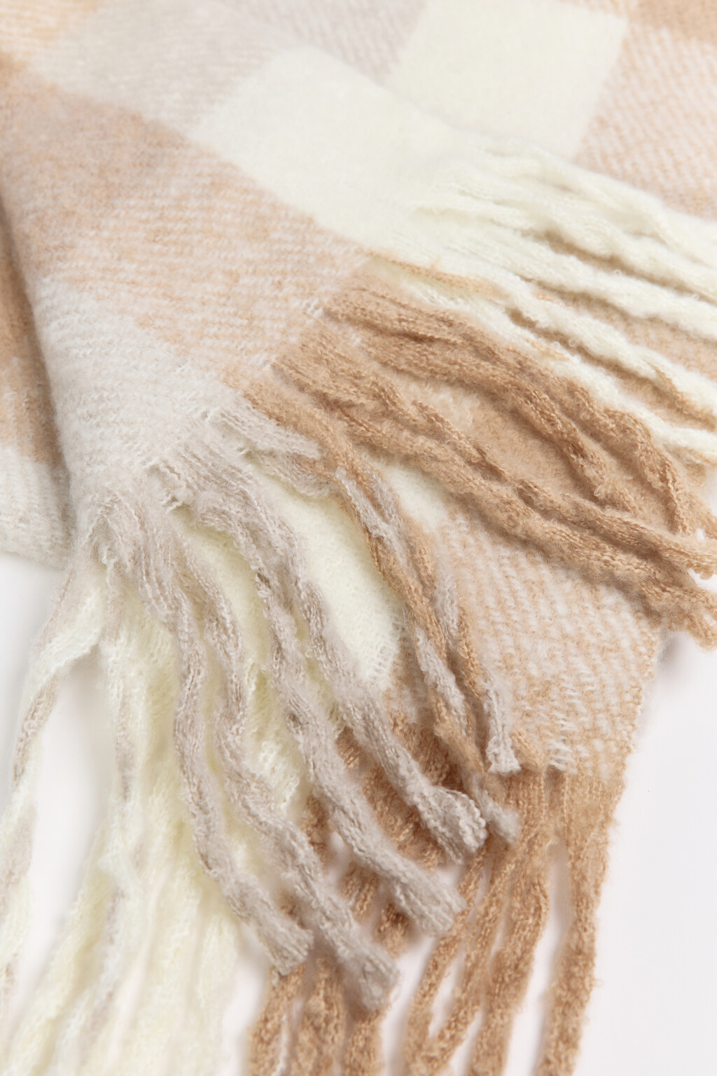 Шарф теплый клетчатый с бахромой - цвет бежевый - 4