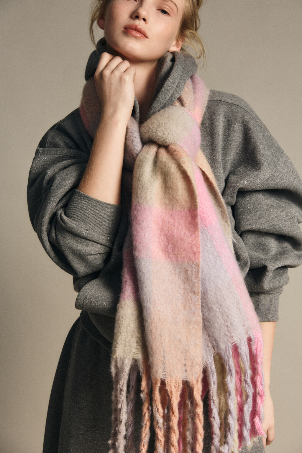 Шарф теплый клетчатый с бахромой - цвет сиреневый - 4