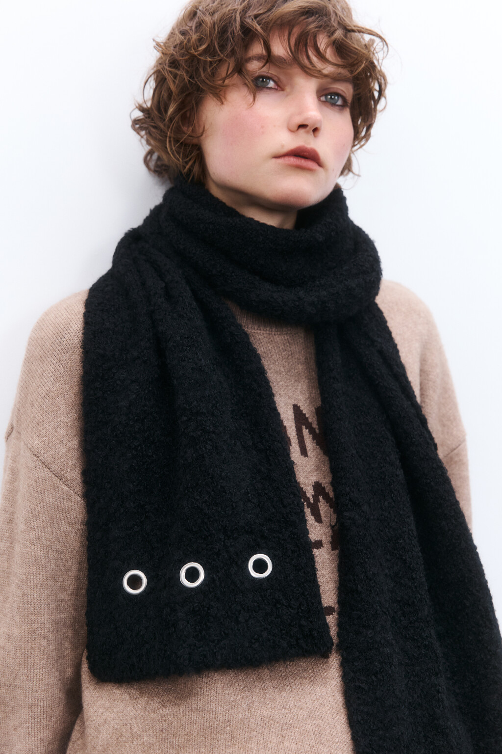 Шарф с шерстью и люверсами - цвет черный - 1