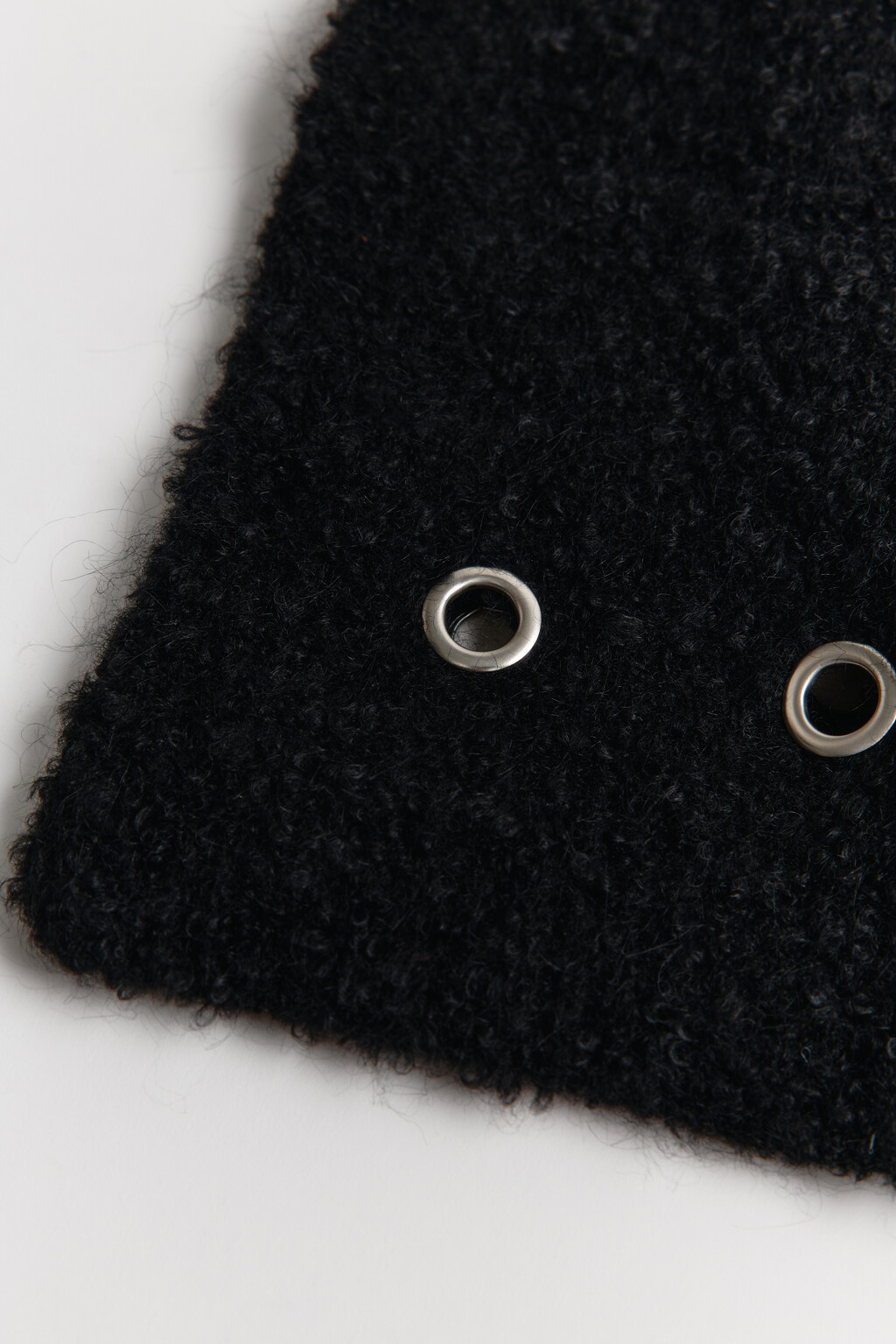Шарф с шерстью и люверсами - цвет черный - 4