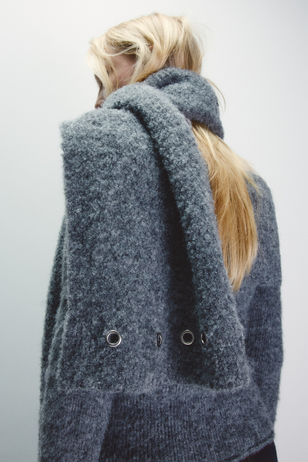 Шарф с металлическими люверсами - цвет серый - 2