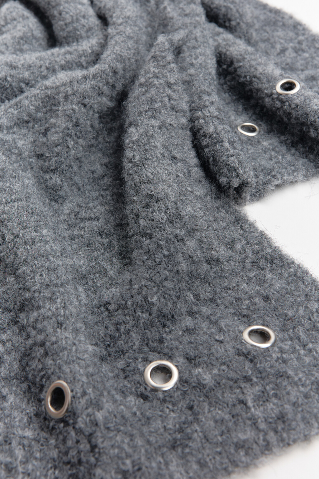 Шарф с металлическими люверсами - цвет серый - 5