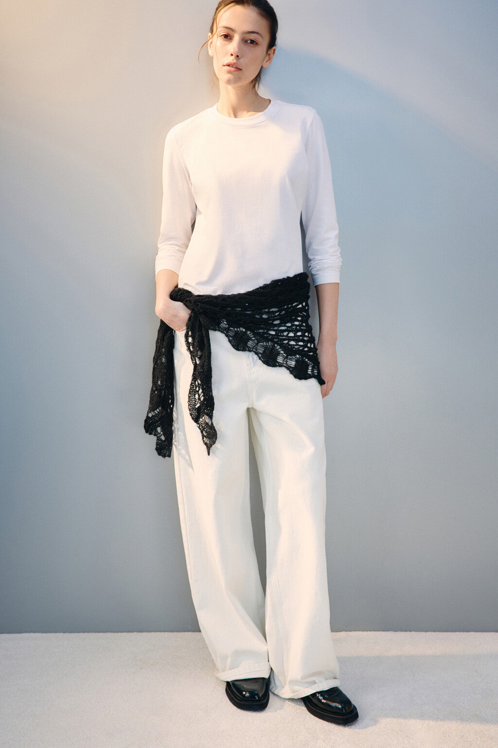 Косынка вязаная ажурная - цвет черный - 1